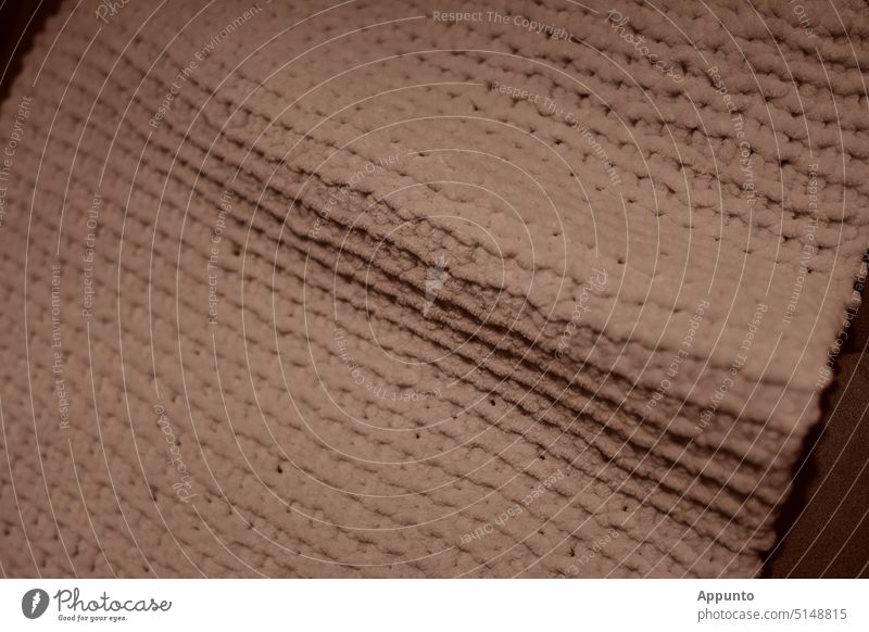 Detailaufnahme der Textur eines handgestrickten hellen Wollschals mit Licht- und Schattenbereichen (entwickelt in Sepia) Nahaufnahme Wolle Schal Strickwolle