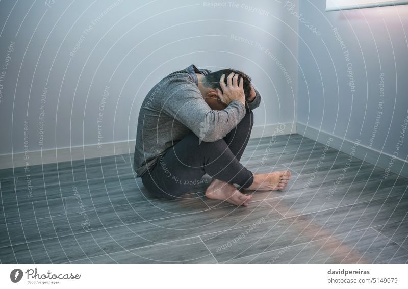 Unbekannter Mann mit Problemen, der auf dem Boden sitzt unkenntlich gesichtslos verzweifelt Problematik Typ mental Erkrankung Beteiligung Kopf Hände Waffen