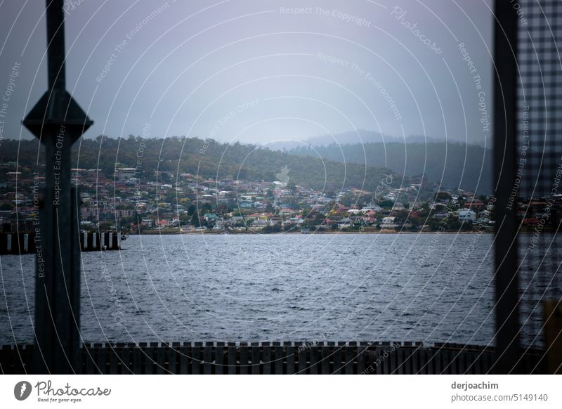 farbreduziert  / Blick auf die Stadt Hobart , Tasmanien,  vom Hafen aus. Stadt Stadt Menschenleer Farbfoto Architektur Haus Außenaufnahme alt Tag Klein