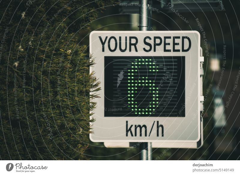 Mustergùltige Fahrweise , angezeigt in Grùn. Your Speed 6 km / h. Anzeigetafel Technik & Technologie digital Bildschirm Gerät elektronisch Mitteilung klug grün