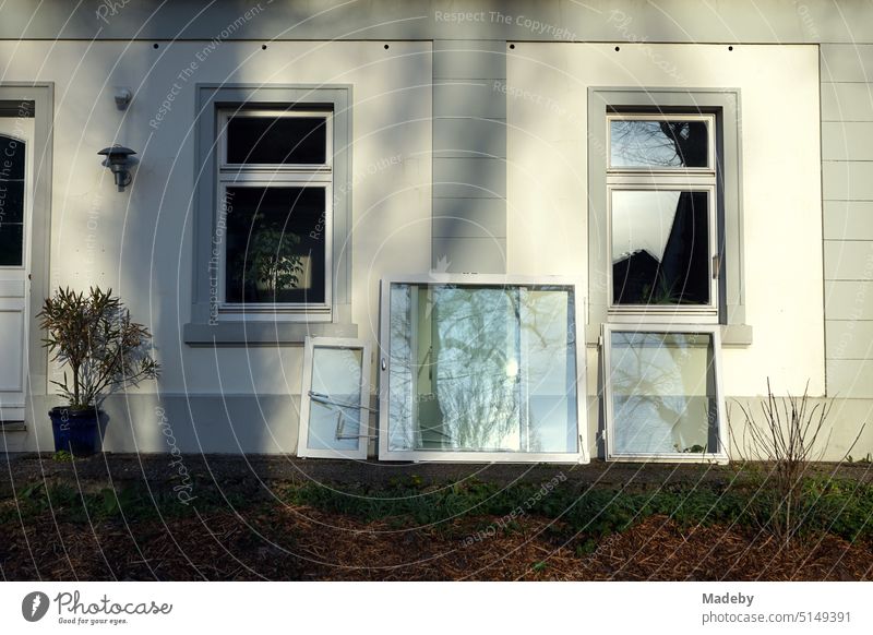 Alte Fenster mit weißen Rahmen nach dem Wechsel auf wärmedämmende Fenster mit Dreischichtverglasung eines alten Wohnhaus in Oerlinghausen bei Bielefeld im Teutoburger Wald in Ostwestfalen-Lippe