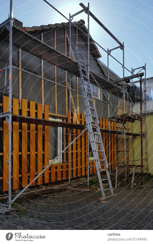 Alt, aber (ge)rüstig | Haus bekommt Fassadenverkleidung Gerüst Leiter Verschalung Holz Leisten Bretter Renovierung Dämmung Gebäude Baugerüst Baustelle Sanieren