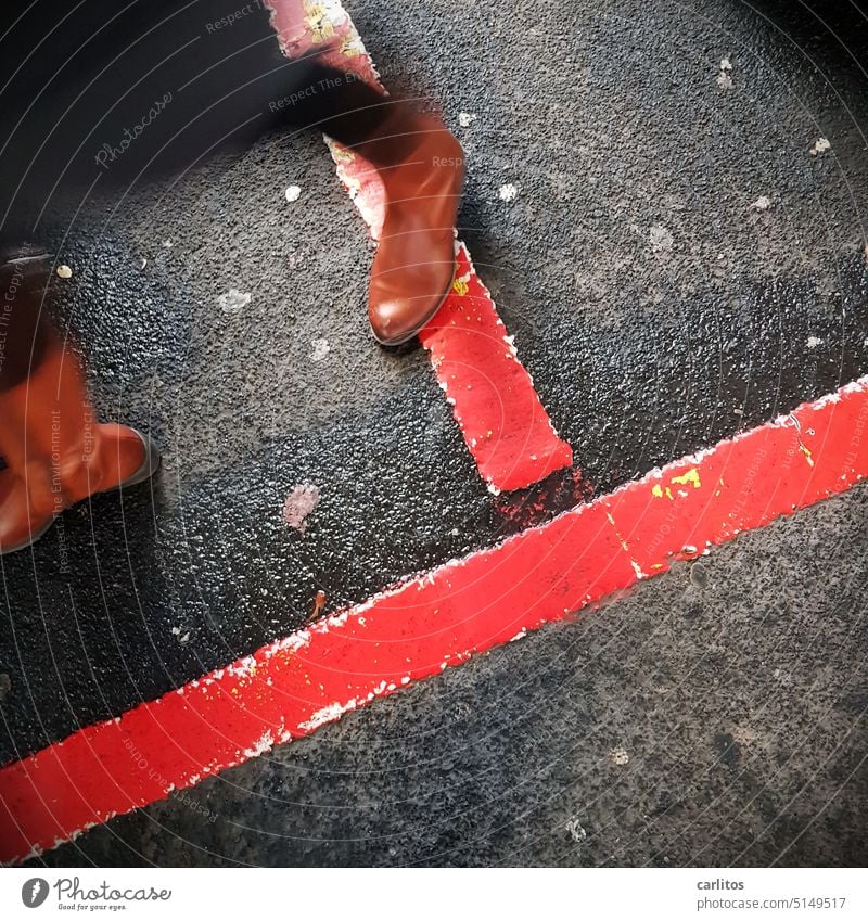 Grenzen | Frau überschreitet rote Linien Füße Schuhe Stiefel gehen Bewegung Laufen Rot Markierung Asphalt laufen Fuß Beine Mensch Straße Wege & Pfade Schatten
