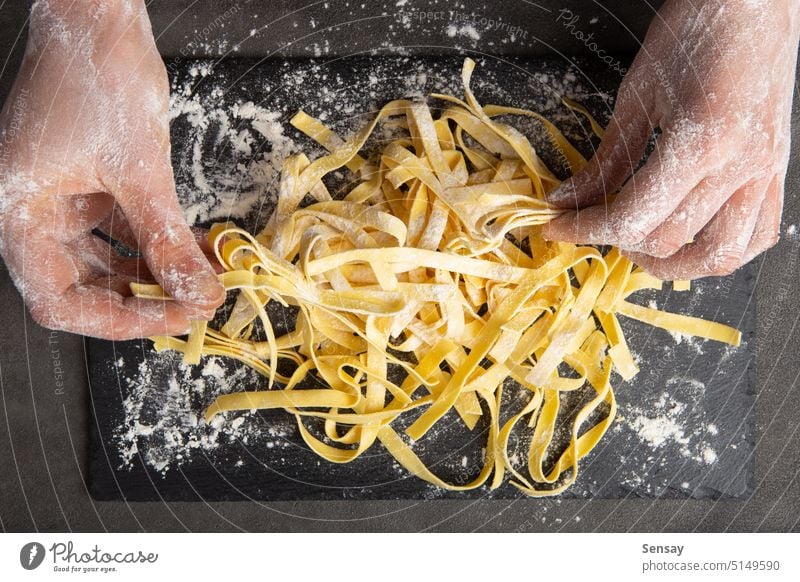 Italienische Nudeln kochen Prozess. Konzept für frische Lebensmittel. Hausgemachte Tagliatelle Spätzle Mehl Küche Mahlzeit heimwärts selbstgemacht roh