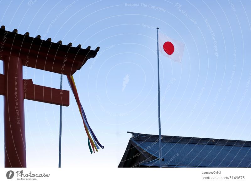Japanische Flagge neben einem Torii im Kumano Nachi Taisha-Schrein bei Kii-Katsuura, Japan Kumano-Nachi-Schrein Tempel Japanische Kultur torii Nationalflagge
