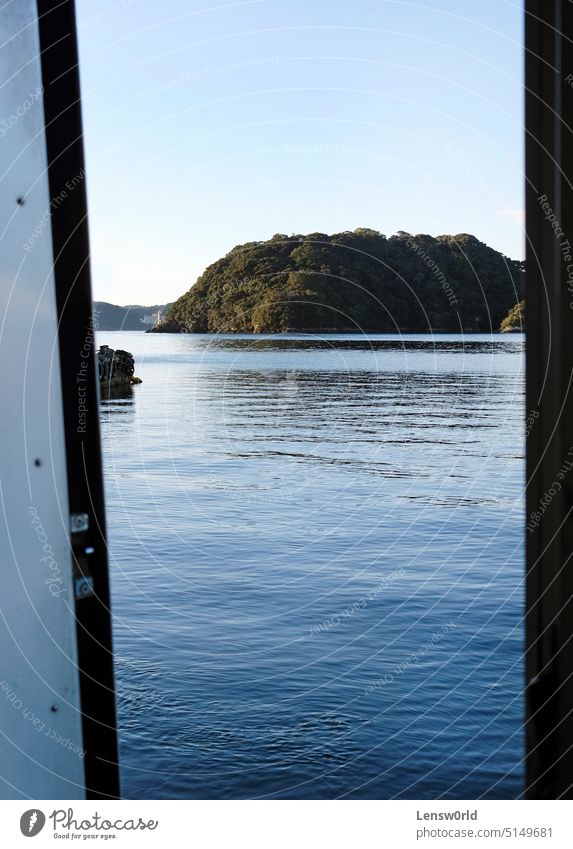 Blick von einer Fähre in Kii-Katsuura, Japan Kii Katsuura nachikatsuura Boot Wasser Arbeitsweg Insel Bucht Meer MEER blau Tür Ansicht Windstille ruhig