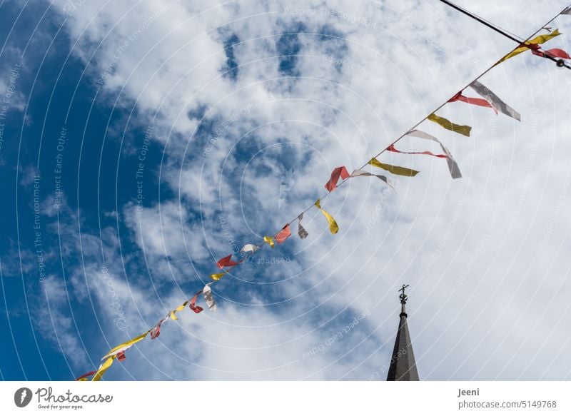 kunterbunt | Wimpelkette unter blauem Himmel Wolken hängen Dekoration & Verzierung Feste & Feiern geschmückt Kirchturm Kirchturmspitze Girlande Straßenfest