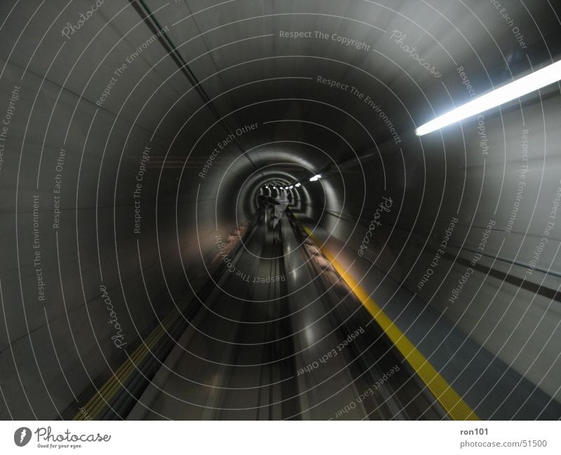 U-Bahnh Tunnel Gleise Wand Neonlicht Licht grau dunkel schwarz fahren Geschwindigkeit Eisenbahn Kurve Flughafen dock e Dynamik