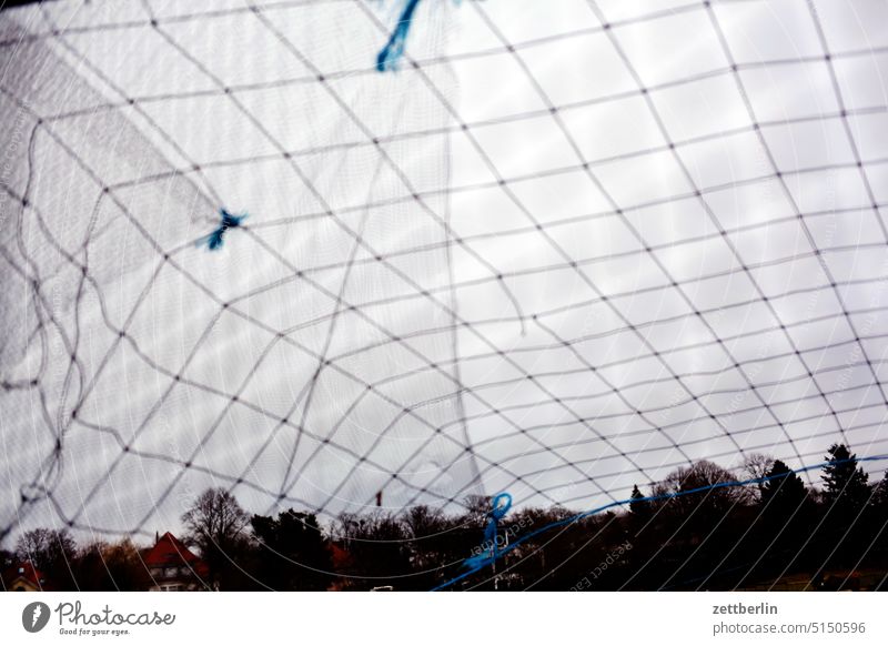 Netz von unten berlin domäne dahlem froschperspektive himmel kiez landwirtschaft leben skyline stadt stadtbezirk straßenfotografie street photography