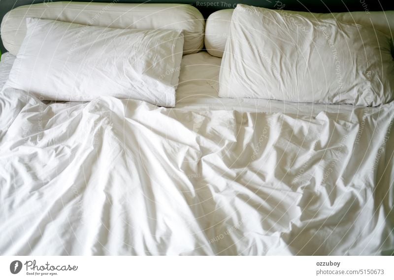 Unordentliches weißes Laken auf dem Bett Hintergrund Textil Schot abstrakt knittern zerknittert Design Muster Textur Schlafzimmer weich Streu unordentlich Seide