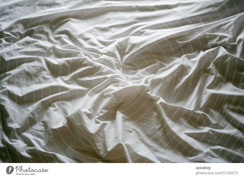 Unordentliches weißes Laken auf dem Bett Hintergrund Textil Schot abstrakt knittern zerknittert Design Muster Textur Schlafzimmer weich Streu unordentlich Seide