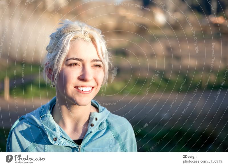 Fit lächelnde Blondine schaut in die Kamera sportlich Kaukasier Frau Porträt Pferdeschwanz passen blond attraktiv Lifestyle im Freien hübsch Lächeln Glück