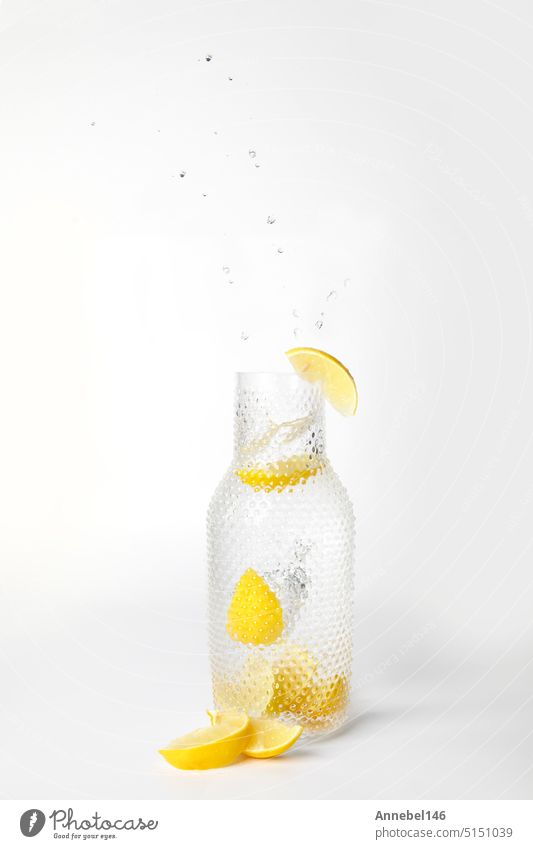 Glas Limonade mit spritzendem Wasser auf weißem Hintergrund Zitrusfrüchte Scheibe Frucht platschen Zitrone liquide trinken vereinzelt frisch Gesundheit fallend