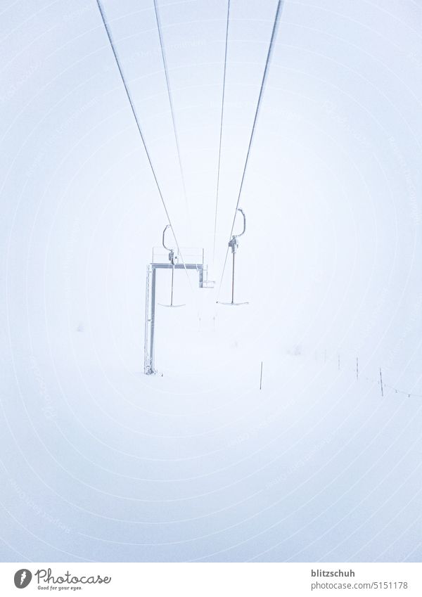 Schlepplift im Nebel Skilift Schnee Berge u. Gebirge Winterurlaub Skipiste Ferien & Urlaub & Reisen Alpen Wintersport Freizeit & Hobby Sport Skifahren Tourismus
