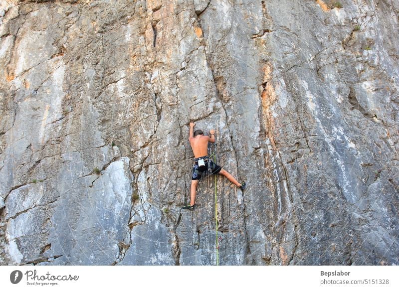Kletterer auf dem Sistiana-Felsen, Triest Aufsteiger jung sistiana Akkord klettern Klippe Aufstieg Klettern Gerät erhängen knicken Takelage Seil skalar Wand