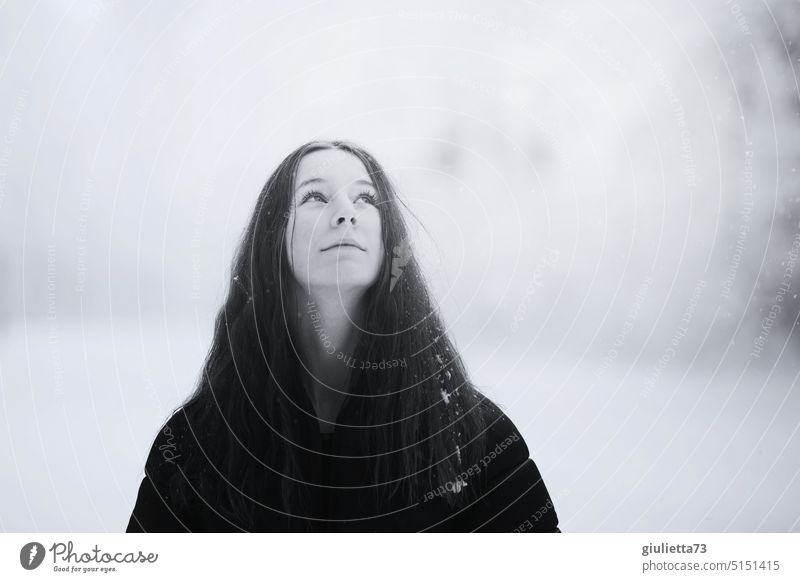 farbreduziert | Melancholisches schwarz-weiß-Porträt eines Teenager Mädchens im Winter Schwarzweißfoto Mensch 1 Außenaufnahme Jugendliche Blick Junge Frau