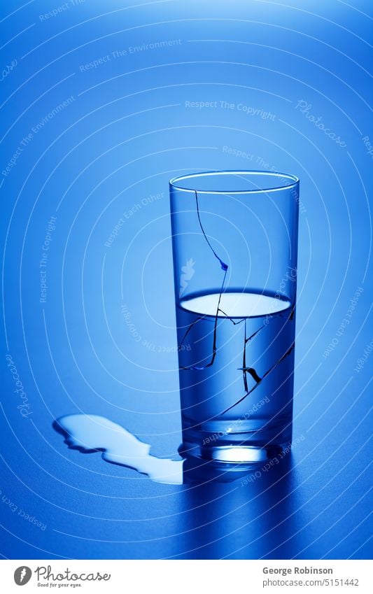 Depression.  Beachten Sie das Gesicht der Person im ausgelaufenen Wasser. Glas Wasser Wasserglas Gläser mit Wasser Wasserbrille Wassergläser blau bläulich