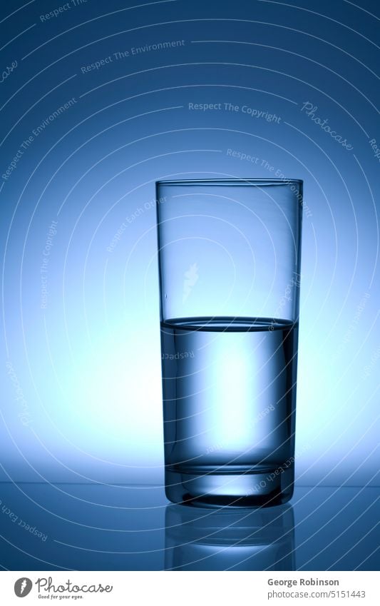 Ist Ihr Glas halb voll oder halb leer? Psychologie psychologisch Glas Wasser Wasserglas Gläser mit Wasser Wasserbrille Wassergläser blau bläulich halbvoll