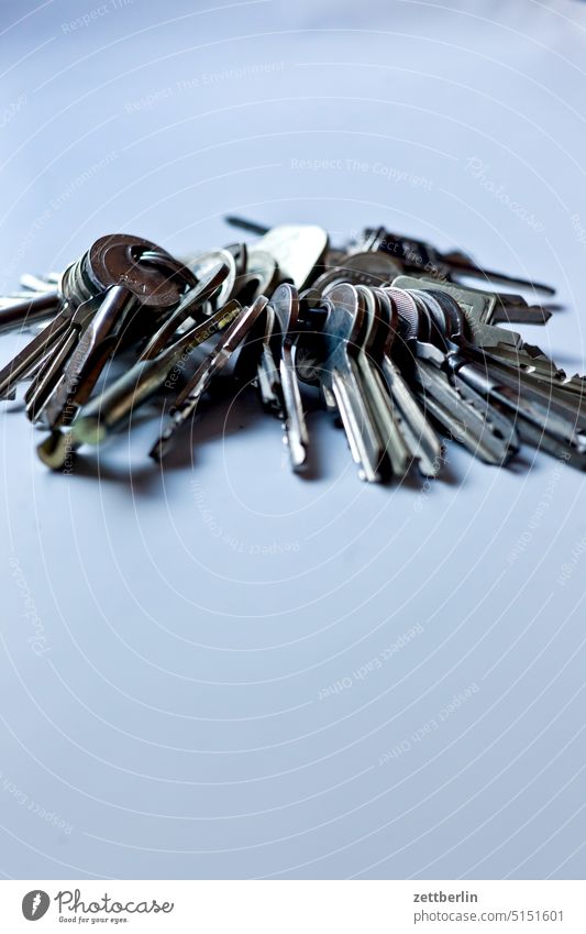 Schlüssel eingang eisen hausschlüssel kellerschlüssel kontrolle metall pförtner schlüsselbund tor tür verantwortung verschließen verschluß viel vielzahl