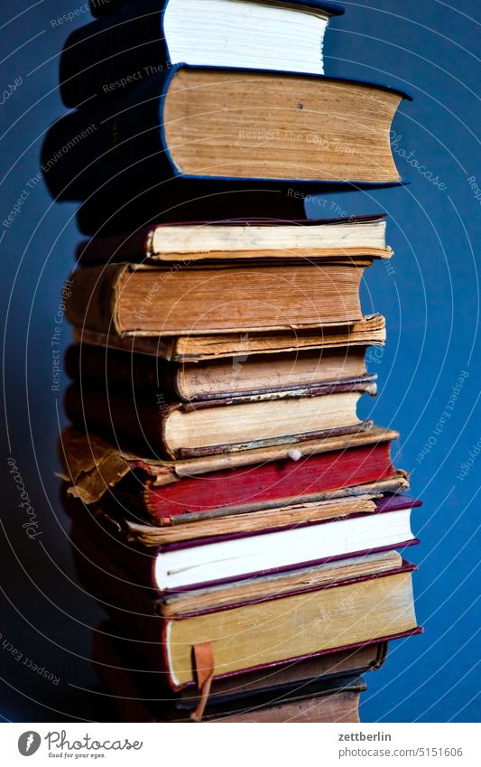 Ein Stapel Bücher archiv belletristik bibliothek buch bücherstapel lesen lesestoff literatur papier roman studium viel wissen wissenschaft