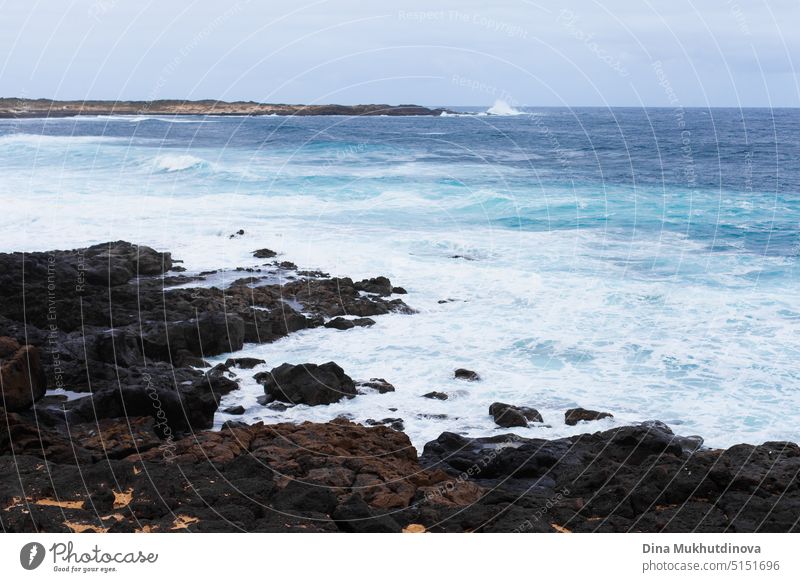 Ozeanblick Landschaft mit starken Wellen und felsigen Landschaft. Blaue Farbpalette. Surfing Spot mit großen Wellen. Wetterbedingungen und Klimawandel. Urlaub am Strand horizontale Kulisse.