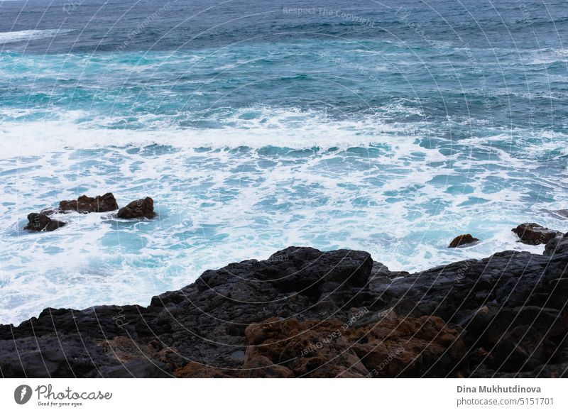 Landschaft mit Blick auf den Ozean mit starken Wellen. Blaue Farbpalette. Surfing Spot mit großen Wellen. Wetterbedingungen und Klimawandel. Urlaub am Strand horizontale Kulisse.