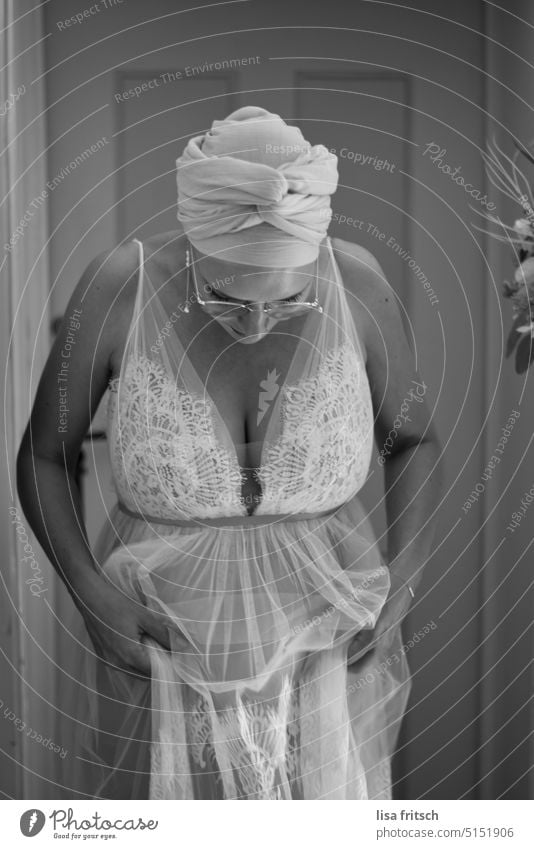 SCHWANGER - BRAUT - SCHWARZWEISS Frau Kopfbedeckung Kopftuch Braut Brautkleid Brille nach unten schauend Hochzeit feminin Erwachsene Junge Frau Glück Brüste