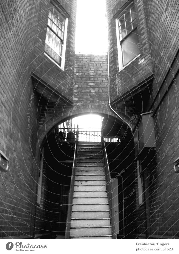 Romeo & Julia Haus Treppe Fenster kalt Sydney Bogen romantic Fensterscheibe Backstein Schwarzweißfoto Tag Licht Schatten Kontrast Sonnenlicht Gegenlicht