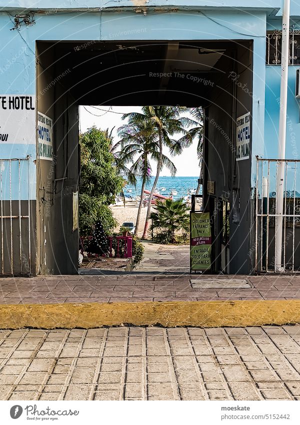 Blick aufs Meer meerblick pazifik mexiko puerto escondido palmen strand straße hotel urlaub reisen blau