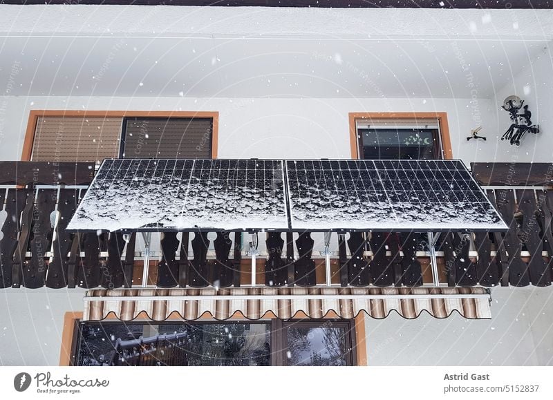 Solarmodule auf einem Balkon im Winter mit Schnee balkonkraftwerk solar stromerzeugung stromerzeugen haus solarmodule solaranlage photovoltaik panels privathaus