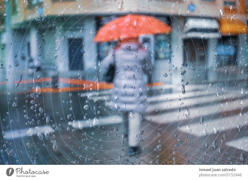 frau mit regenschirm an regentagen im winter, bilbao, spanien Menschen Person Fußgänger Regenschirm regnerisch regnet Regentag Regenzeit Wasser Tropfen Straße