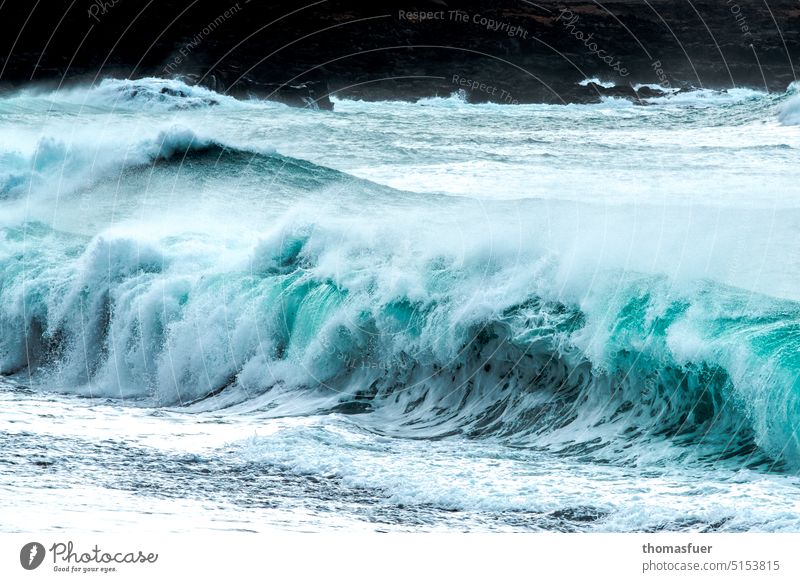wild - Welle Kanaren Lanzarote Sonne Urlaub Wasser Wetter Naturgewalt Gewalt Wind Meer Farbfoto Küste Wellen Strand blau türkis