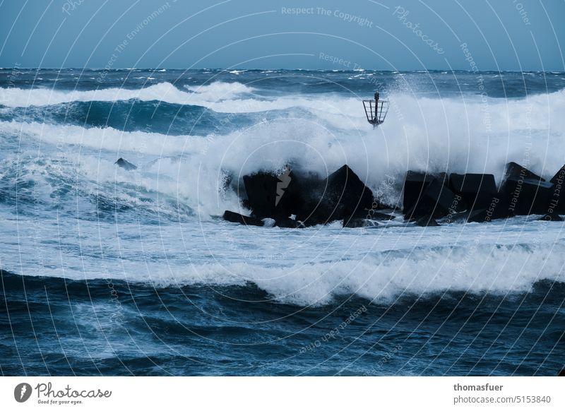 Kein Boot draußen Kanaren Lanzarote Urlaub Wasser Farbfoto Meer Küste Wellen Himmel Horizont Wind Sturm Wellenbrecher Seezeichen Mole Gefahr Gewalt Hafen