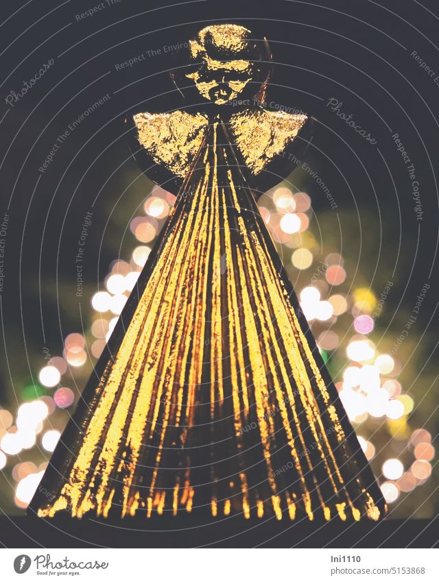 Weihnachtsengel aus Glas Nacht Weihnachten Weihnachtszeit Weihnachtsdekoration Sturkturglas drinnen Tannenbaum draußen Lichtpunkte bunt Lichterkette Bokeh