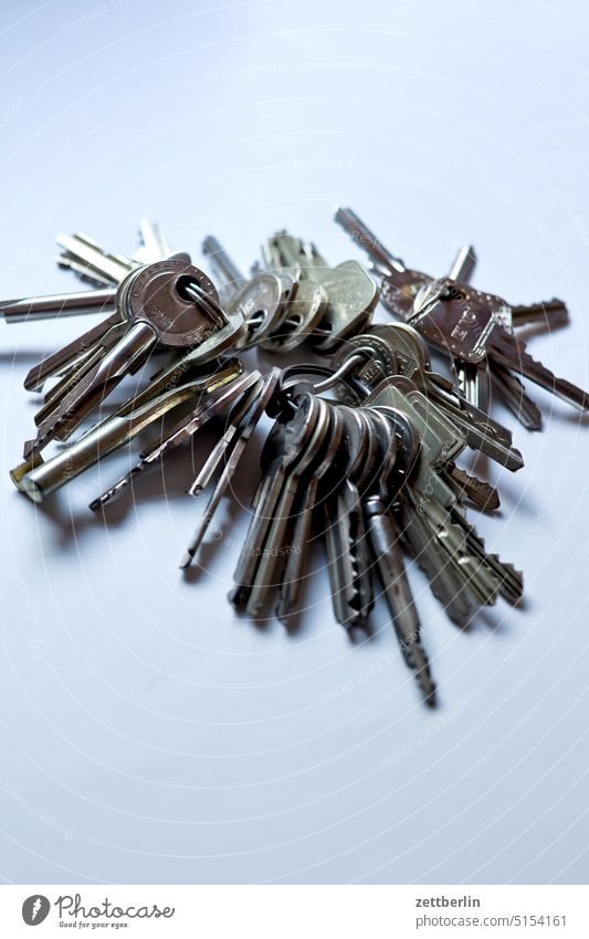 Schlüssel again schlüssel pförtner schlüsselbund schlüsselring wohnungsschlüssel eingang eisen hausschlüssel kellerschlüssel kontrolle metall tor tür
