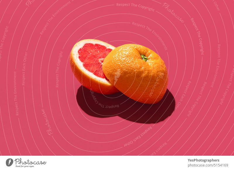 Grapefruit in Scheiben geschnitten, isoliert auf einem magentafarbenen Hintergrund hell Zitrusfrüchte Nahaufnahme Farbe farbig Textfreiraum lecker Design
