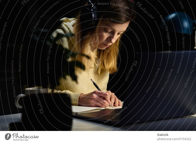 Frau am Heimarbeitsplatz, die nachts einen Laptop benutzt Arbeit Nacht abgelegen Büro online Computer benutzend Arbeitsplatz Frist lernen dunkel Überarbeitung