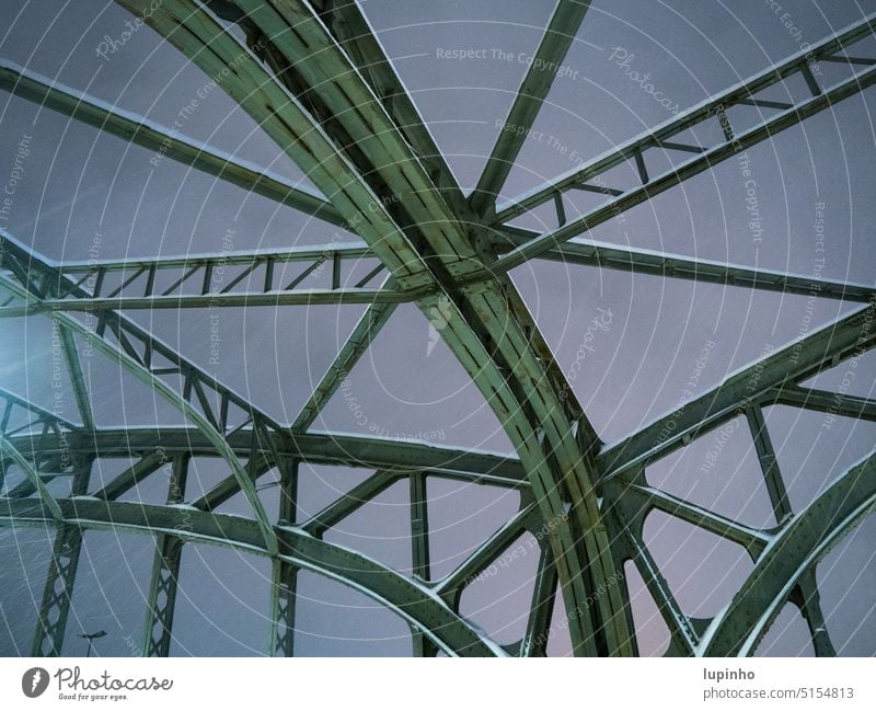 Eisenkonstruktion einer Brücke im mystischen Winterlicht Eisenbrücke Bogenkonstruktion blaugrün schneefall Schafe ausschnitt Eisenbahnbrücke München Bogenträger