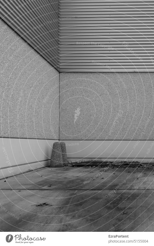 stille Ecke Haus Architektur Wand Fassade Strukturen & Formen Beton Straße Kegel Metall Gebäude dreckig schmutzig dunkel grau Textfreiraum