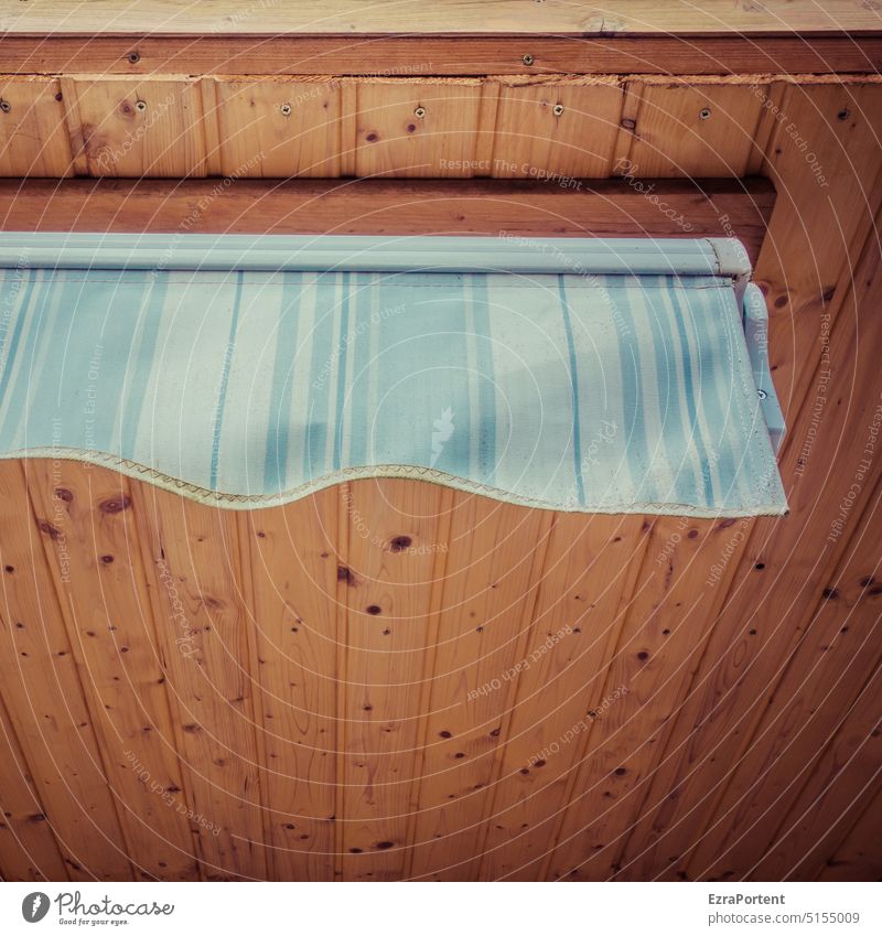 Schattenspender (eingerollt) Markise Holz Decke Wetterschutz Jalousie braun blau Textfreiraum unten Streifen Sommer Tag schattenspender Stoff