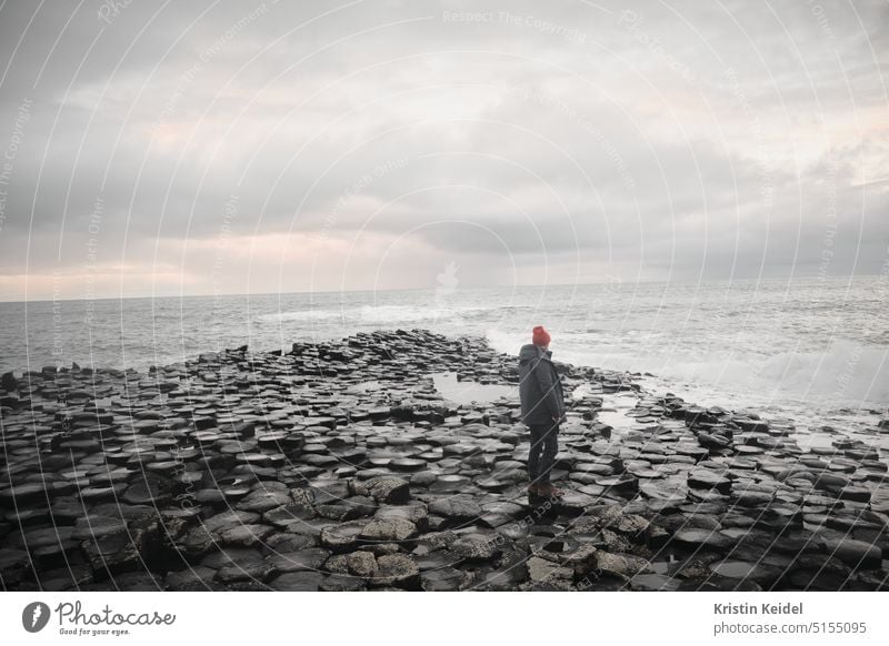 Einsame Küste Mann nachdenklich Irland Giant Causeway Urlaub schroff stürmig stürmige Zeiten Natur Meer Wasser Landschaft Republik Irland Felsen Himmel Klippe