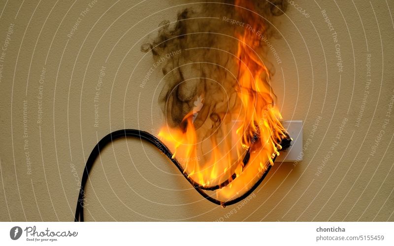 Auf Feuer elektrischen Draht Stecker Receptacle auf der Betonwand Hintergrund Flamme Verkaufsstelle Wand Steckdose afire aflame in Flammen Licht Schock Kraft