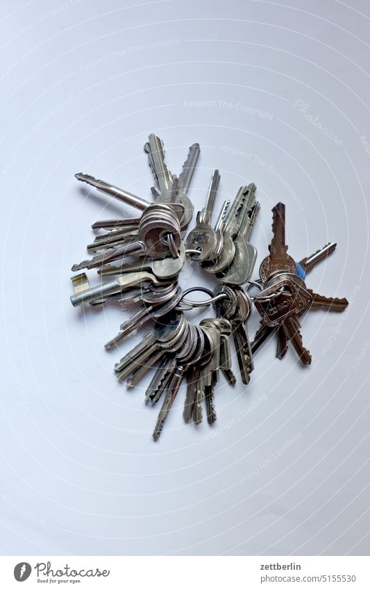 Schlüsselbund eingang eisen hausschlüssel kellerschlüssel kontrolle metall pförtner schlüsselbund tor tür verantwortung verschließen verschluß viel vielzahl