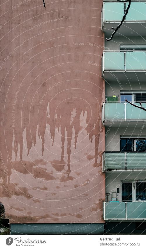 Regennasse Hausfassade mit Glasbalkons Gebäude Architektur Architekturfotografie Klima Klimawandel Klimaschutz Fassade Regenwetter Fassadenverkleidung