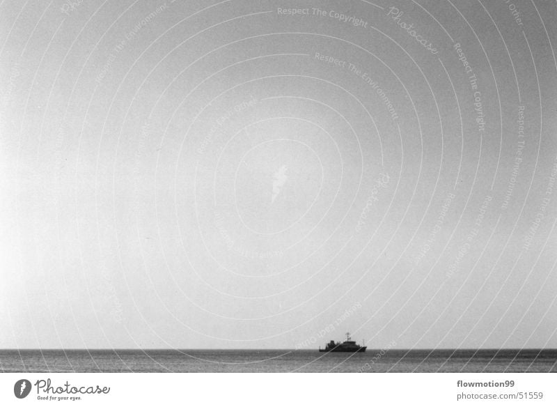 Ahoi Wasserfahrzeug Meer See Wellen Einsamkeit Kapitän Seemann Hochsee Himmel leer Wind tief Sonne Schwarzweißfoto Deutschland Nordsee