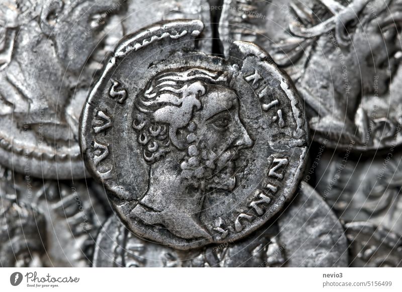 Römische Silberdenar-Münze mit Porträt des Kaisers Antoninus Pius Römer Geldmünzen antik Denar Antiquität Finanzen Historie Wirtschaft alt Kaiserreich