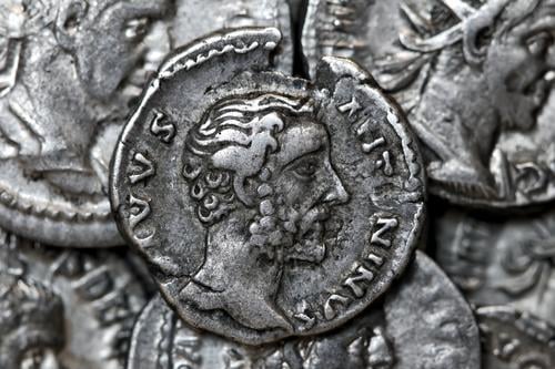 Römische Silberdenar-Münze mit Porträt des Kaisers Antoninus Pius Römer Geldmünzen antik Denar Antiquität Finanzen Historie Wirtschaft alt Kaiserreich