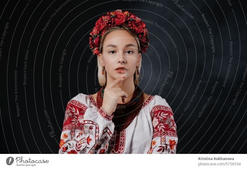 Schöne Frau in ethnischer ukrainischer Tracht auf Schwarz. Ukraine, Stil, Folklore. attraktiv schön Schönheit Kleidung selbstbewusst Kultur Tanzen