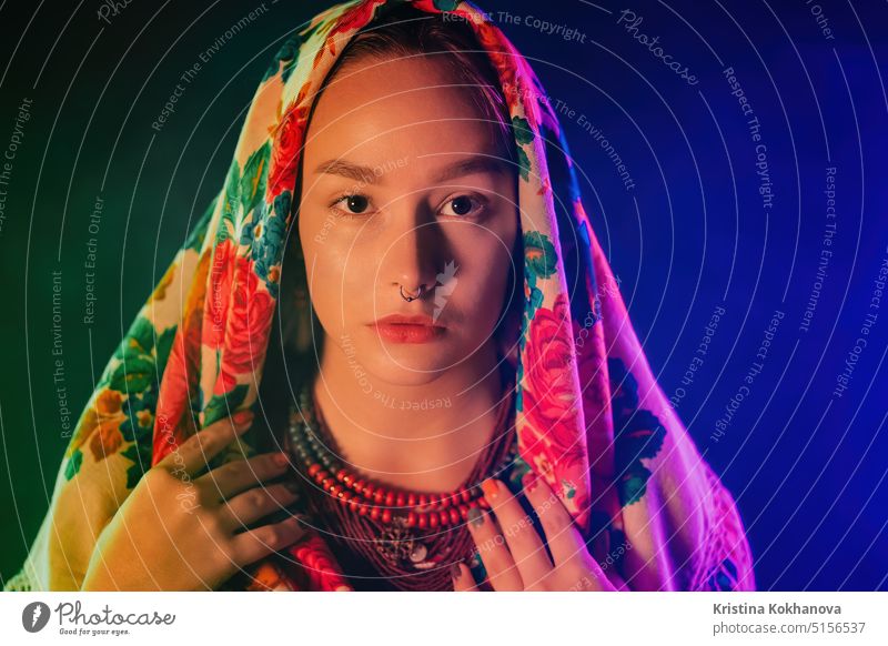 Moderne Frau in traditionellen ukrainischen Taschentuch auf Rauch Neon Hintergrund attraktiv schön Schönheit Kleidung selbstbewusst Tracht Kultur Tanzen