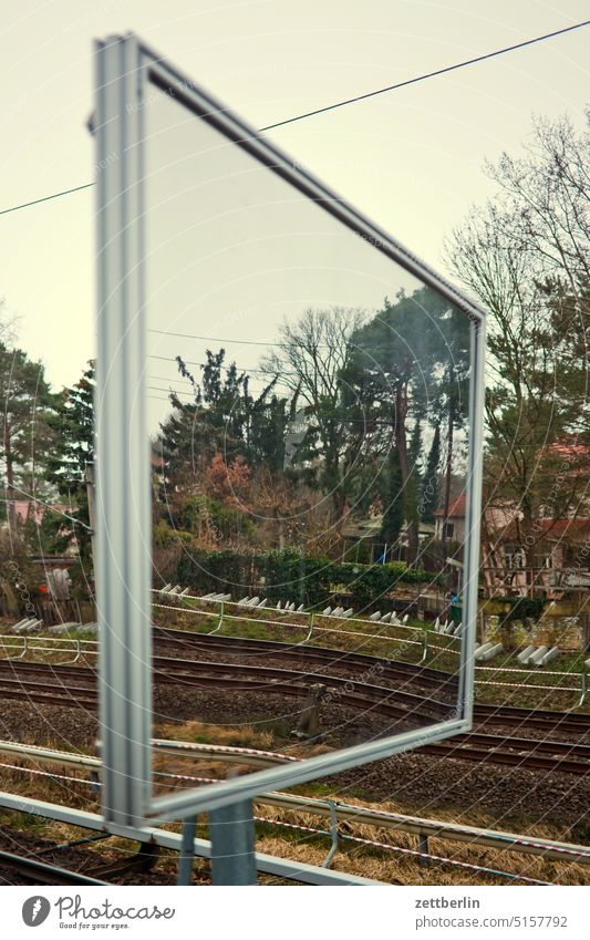 Spiegel auf dem S-Bahnsteig spiegel spiegelbild gespiegelt schienen eisenbahn schienennetz schienenverkehr bahnhof bahnstei nahverkehr s-bahn zug s-bahnhof